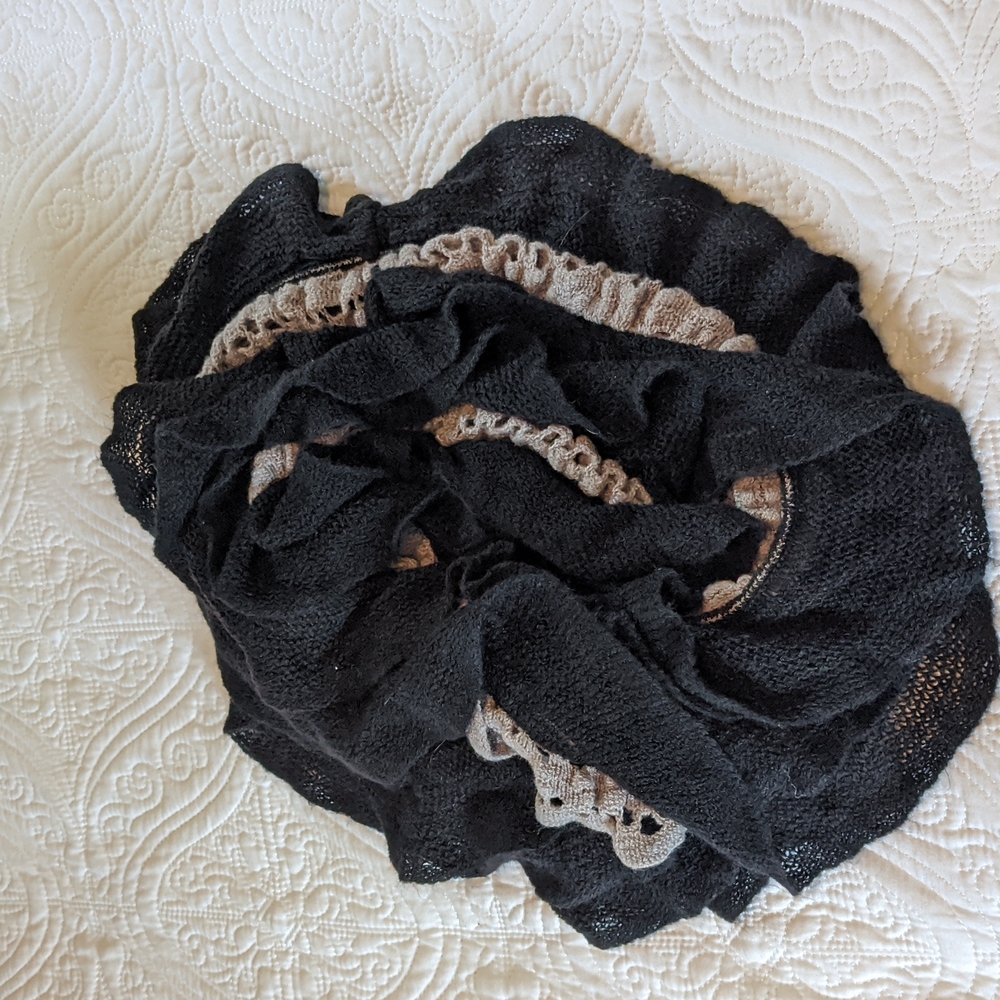 Betsey Johnson black & gray ruffle infinity scarf